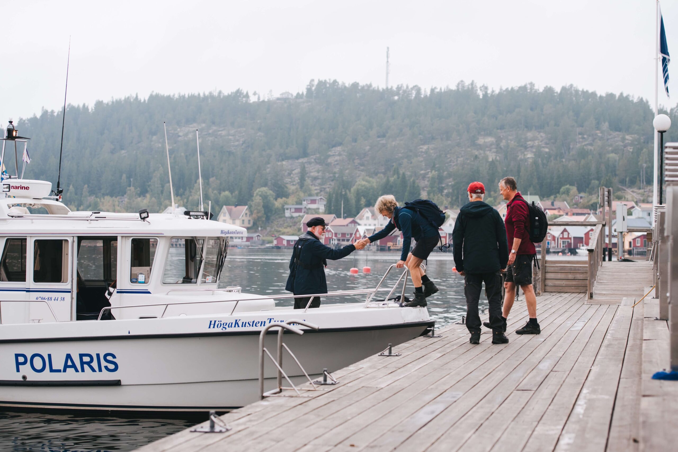 Människor som kliver på Höga Kusten båten i bönhamn